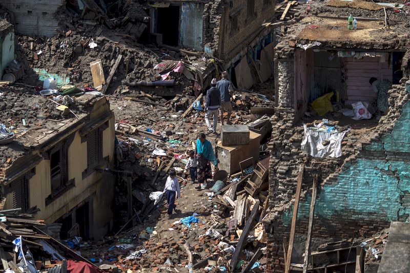 © Reuters. زلزال قوي جديد يهز نيبال