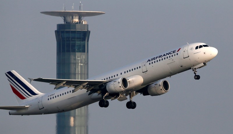 © Reuters. An Air France aircraft takes-off at the Charles-de-Gaulle airport near Paris