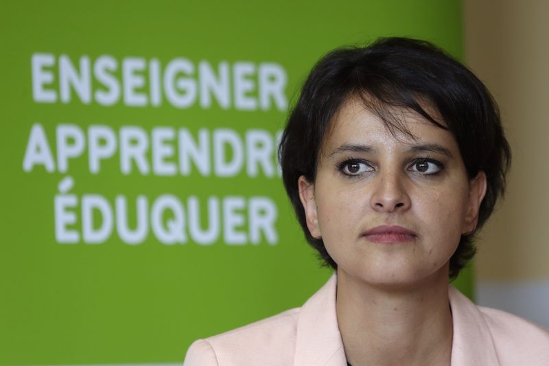 © Reuters. NAJAT VALLAUD-BELKACEM FLEXIBLE SUR LA RÉFORME DES PROGRAMMES, PAS SUR CELLE DU COLLÈGE