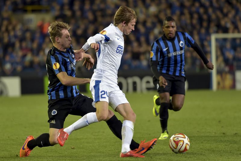 © Reuters. De Bock of Club Brugge fights for the ball against Luchkevich of FC Dnipro Dnipropetrovsk during their Europa League quarterfinal second leg soccer match in Bruges.