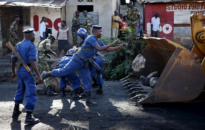 © Reuters. اشتباكات بين الشرطة ومحتجين في عاصمة بوروندي وإطلاق نار