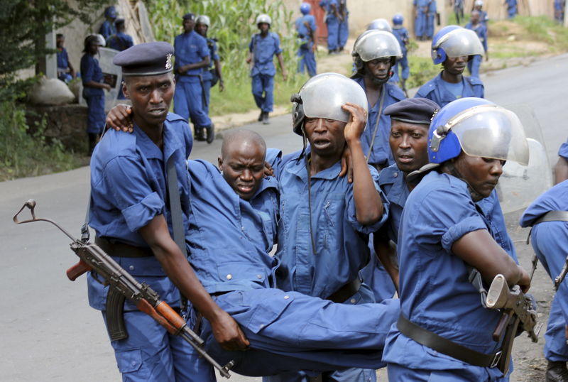© Reuters. La policía dispara contra los manifestantes en la capital de Burundi