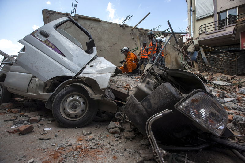 © Reuters. Militares do Nepal nos destroços de um prédio no centro de Katmandu