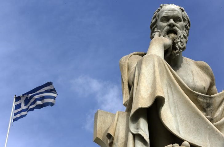 © Reuters. Bandeira da Grécia próxima a estátua do filósofo Sócrates, em Atenas