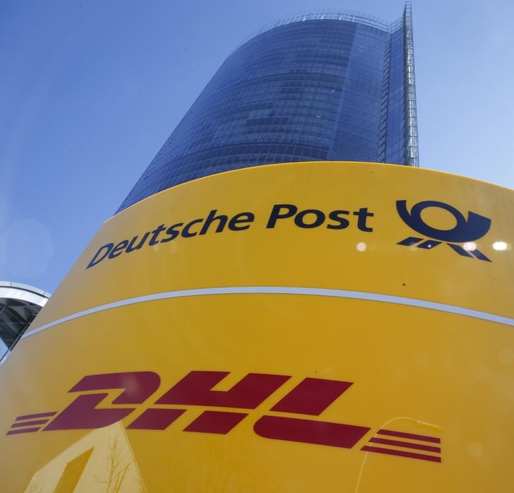 © Reuters. Логотипы Deutche Post и DHL 