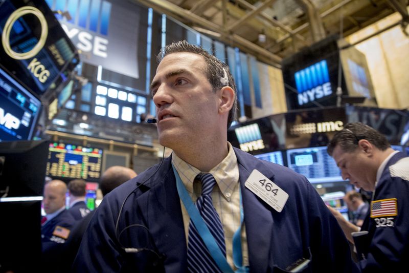 © Reuters. Traders work on the floor of the New York Stock Exchange