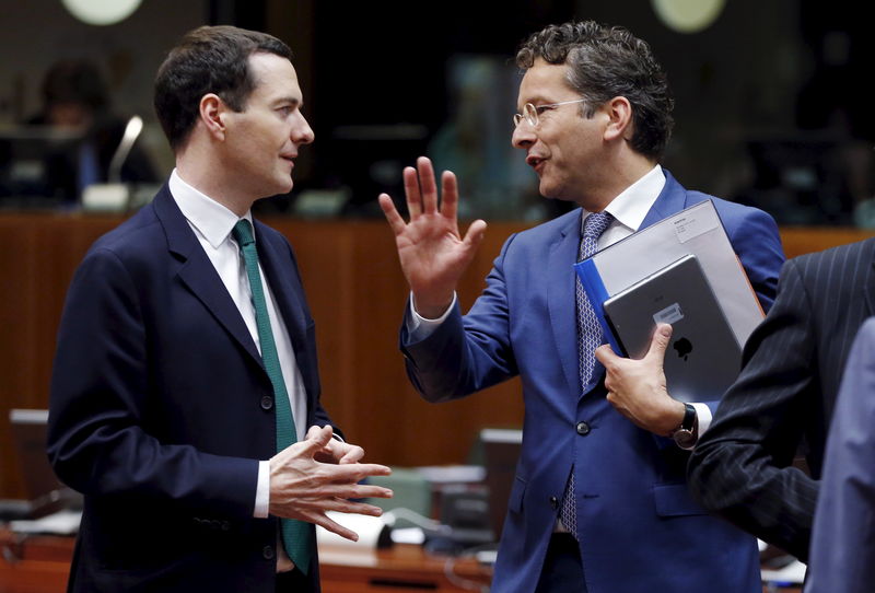 © Reuters. O ministro britânico das Finanças, George Osborne (esquerda) e o ministro holandês Dijsselbloem em reunião da UE