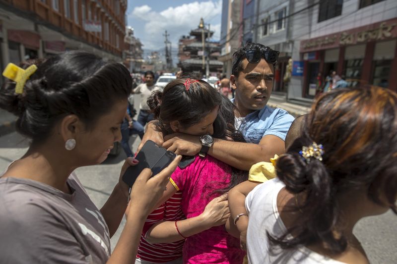 © Reuters. Moradores em rua de Katmandu após terremoto no Nepal nesta terça