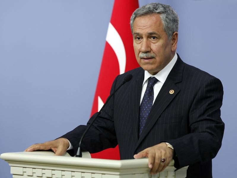 © Reuters. نائب رئيس وزراء تركيا يشكك في سجل القضاء