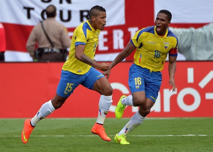 © Reuters. Michael Arroyo (esquerda) e Antonio Valencia comemorando gol durante amistoso contra a Inglaterra