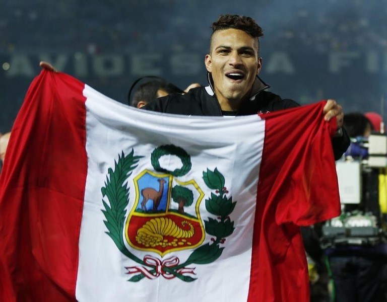 © Reuters. Atacante Paolo Guerrero, do Corinthians, com a bandeira do Peru na comemoração do título mundial conquistado pelo time paulista em 2012