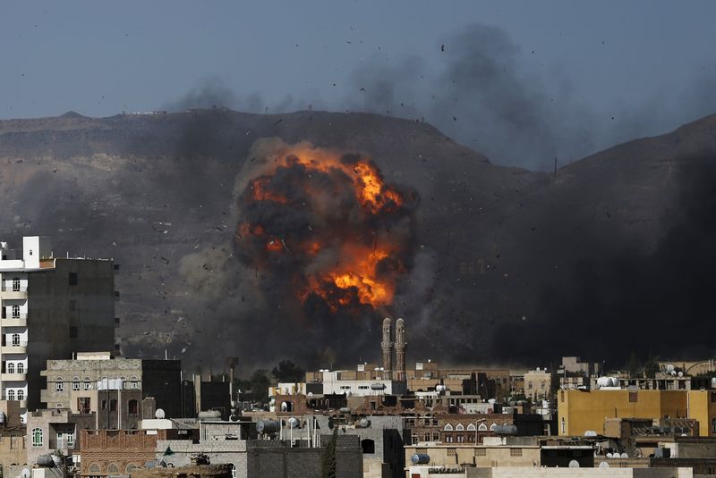 © Reuters. Ataque aéreo atinge local controlado pelos rebeldes houthis na capital do Iêmen, Sanaa