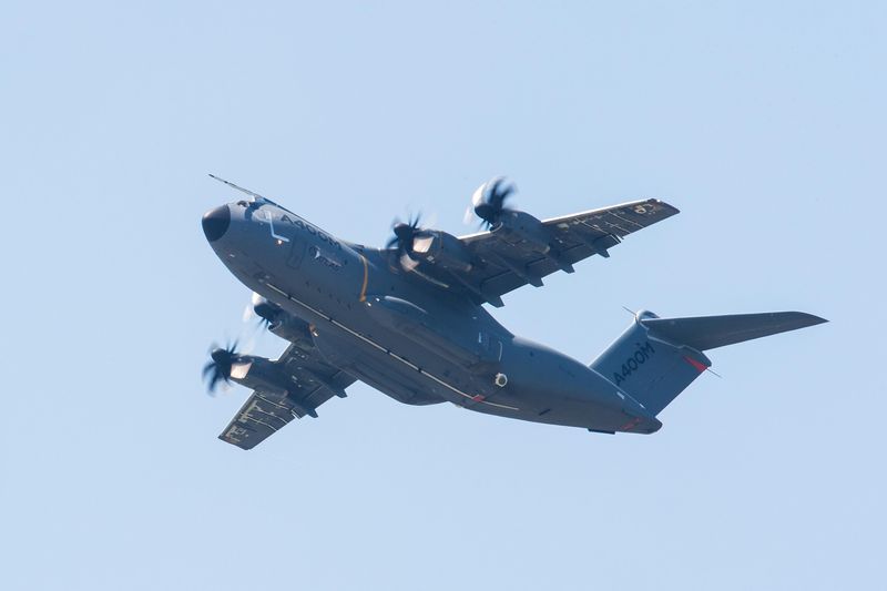 © Reuters. An Airbus A400M military transport plane takes off at the Blagnac airport in Toulouse