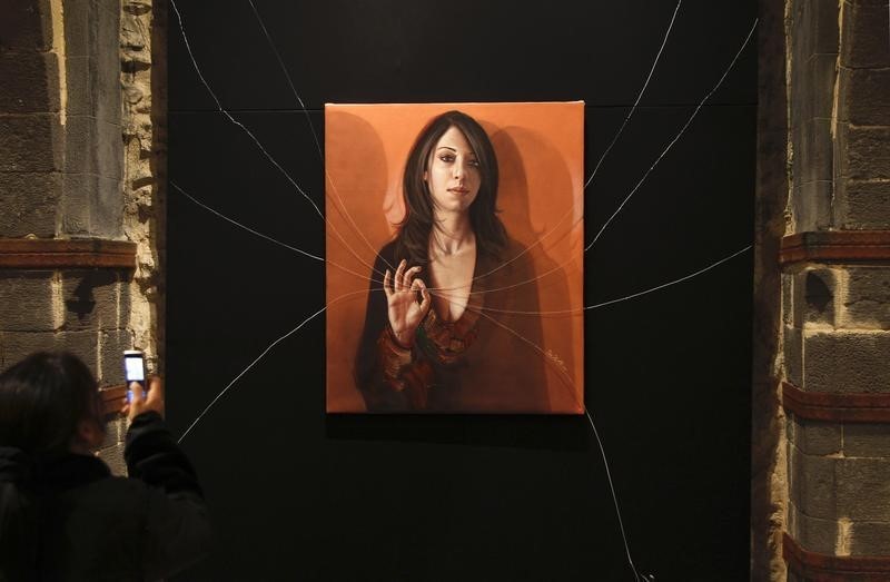 © Reuters. Visitante tira foto de obra da artista síria Sara Shamma em exibição em Damasco