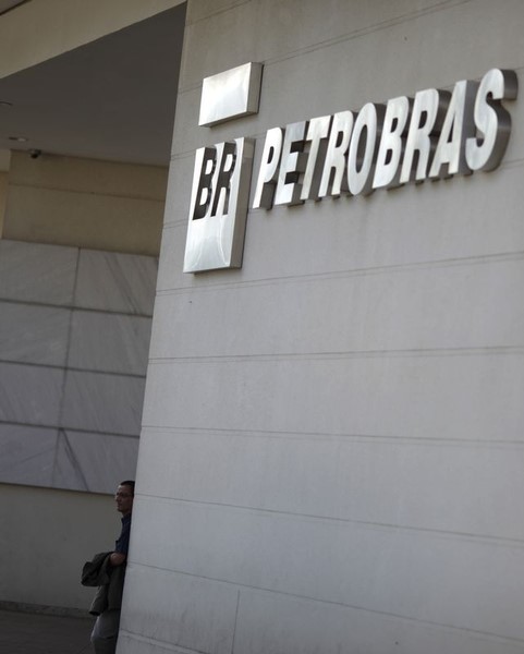 © Reuters. Homem na frente da Universidade Petrobras no Rio de Janeiro