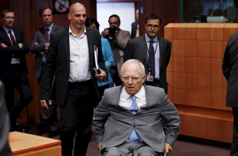 © Reuters. German Finance Minister Schaeuble and Greek counterpart Varoufakis arrive at an euro zone finance ministers meeting in Brussels