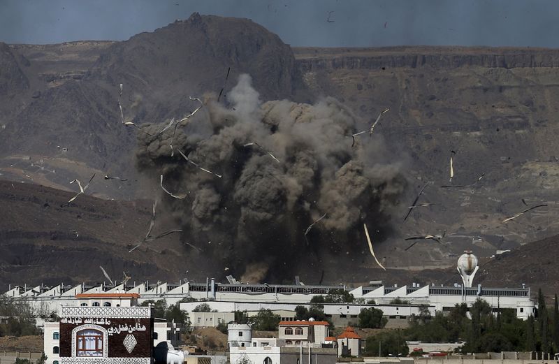 © Reuters. Continúan los bombardeos sobre Yemen antes de la tregua