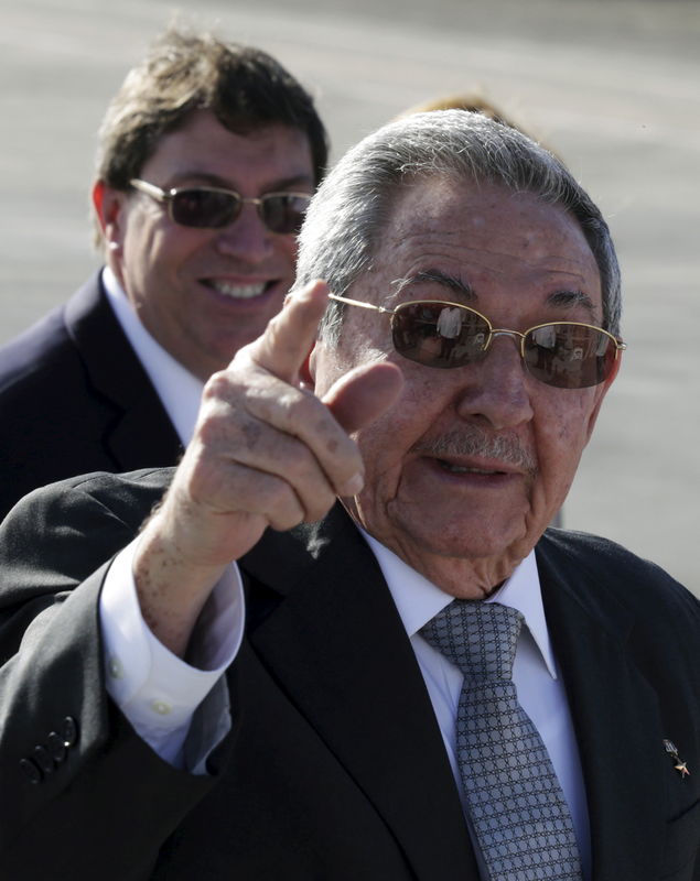 © Reuters. Presidente cubano, Raúl Castro, em aeroporto de Havana 