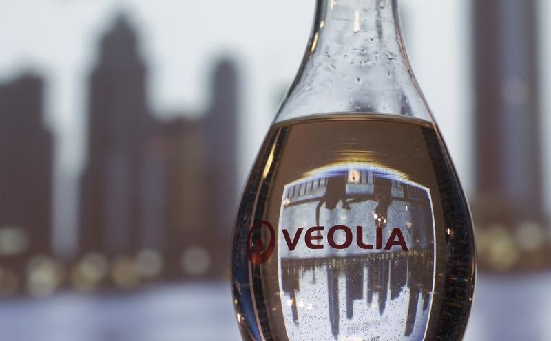 © Reuters. A bottle of water with the logo of Veolia Environnement is seen during the company's 2014 annual results presentation in Paris