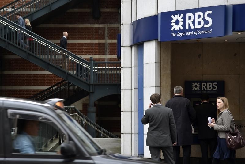 © Reuters. People pass a branch of The Royal Bank of Scotland in central London