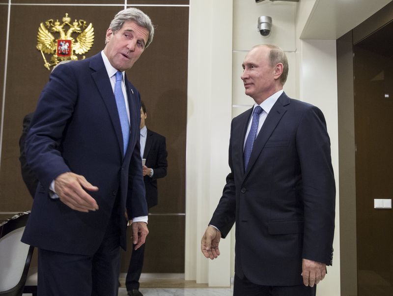 © Reuters. Secretário de Estado norte-americano, John Kerry, conversa com presidente russo, Vladimir Putin