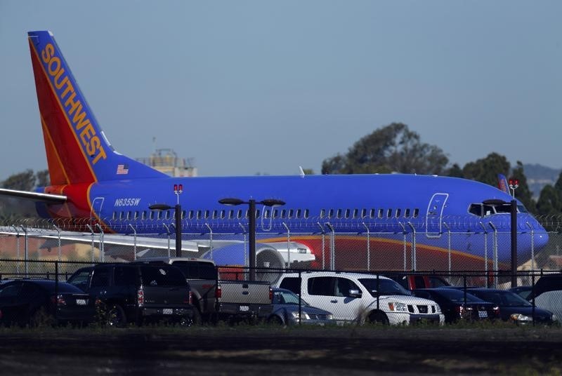 © Reuters. Southwest Airlines jet taxis down the runway at Lindbergh Field in San Diego, California