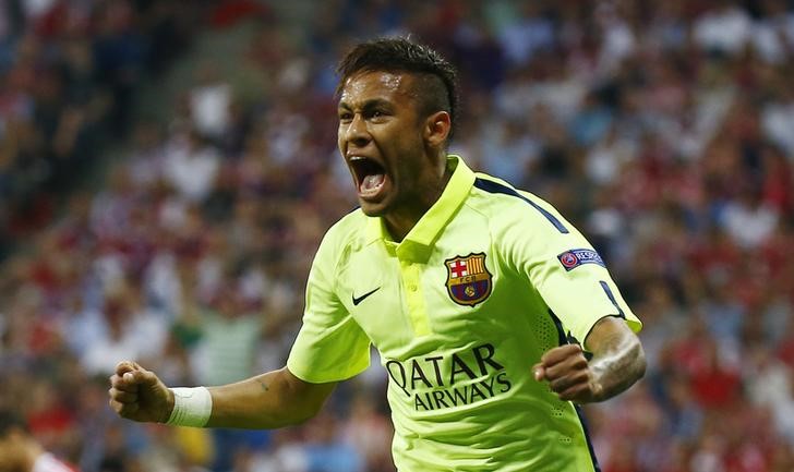 © Reuters. Neymar comemora gol contra o Bayern Munich