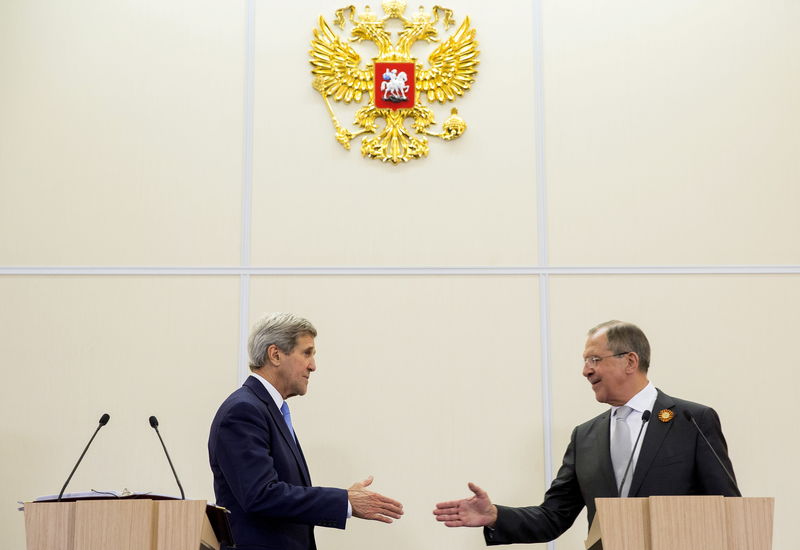 © Reuters. Chanceleres Kerry e Lavrov