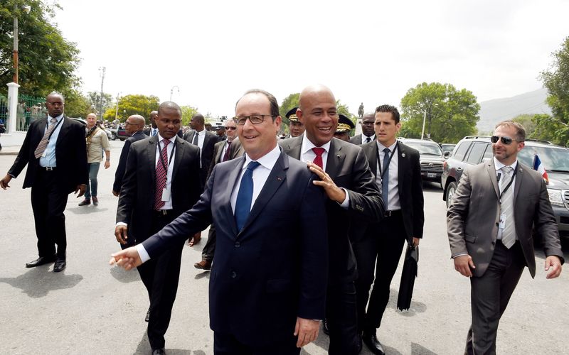 © Reuters. French President Francois Hollande and Haitian President Michel Martelly arrive to tour Musee du Pantheon National Haitien (MUPANAH), or Haitian Pantheon National Museum, in Port-au-Prince