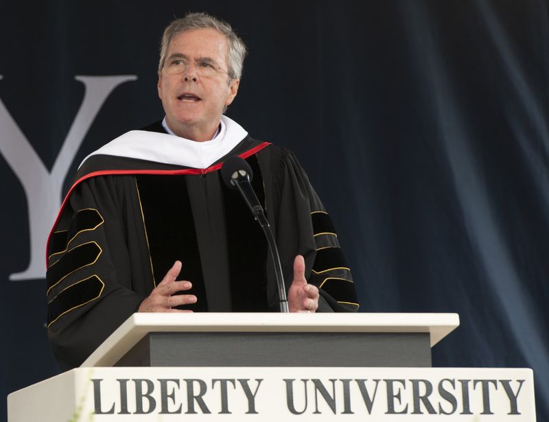 © Reuters. Probable U.S. Republican presidential candidate Jeb Bush delivers the commencement address at Liberty University in Lynchburg