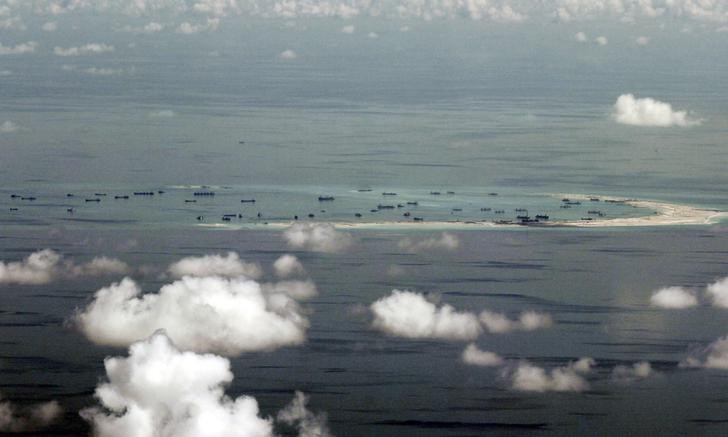 © Reuters. An aerial photo taken though a glass window of a Philippine military plane shows the alleged on-going land reclamation by China on mischief reef in the Spratly Islands