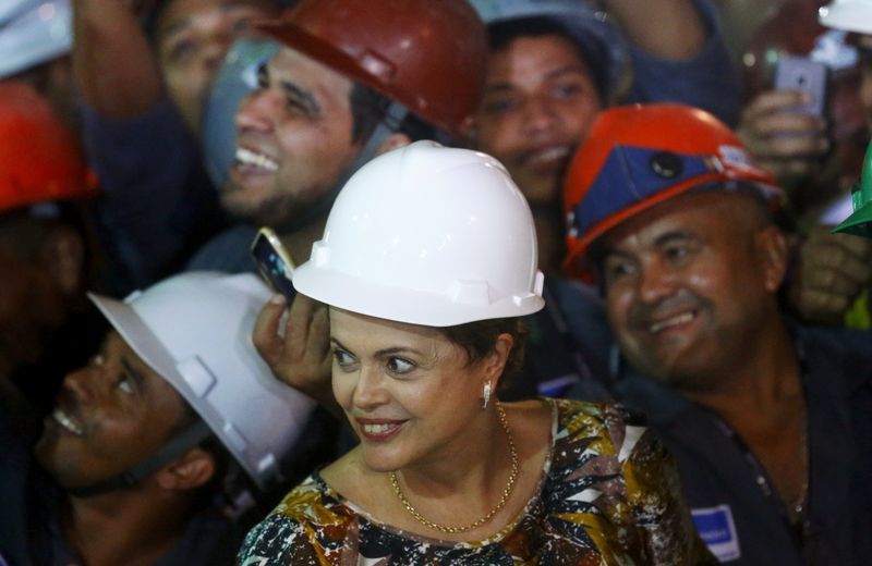 © Reuters. Presidente Dilma Rousseff ao lado de operários durante visita a obras do metrô do Rio de Janeiro