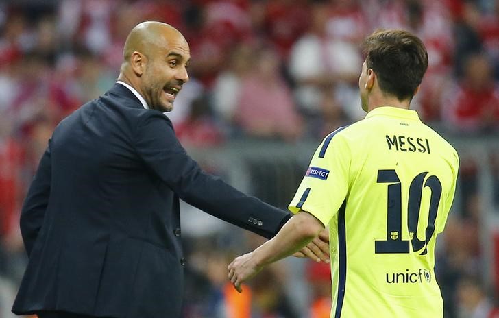 © Reuters. Guardiola e Messi se cumprimentam em Munique