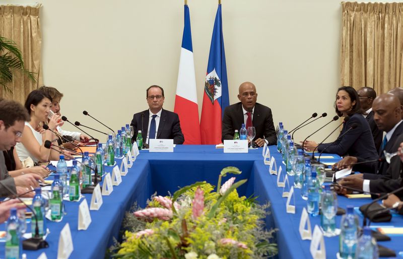 © Reuters. Hollande e presidente do Haiti em Porto Príncipe
