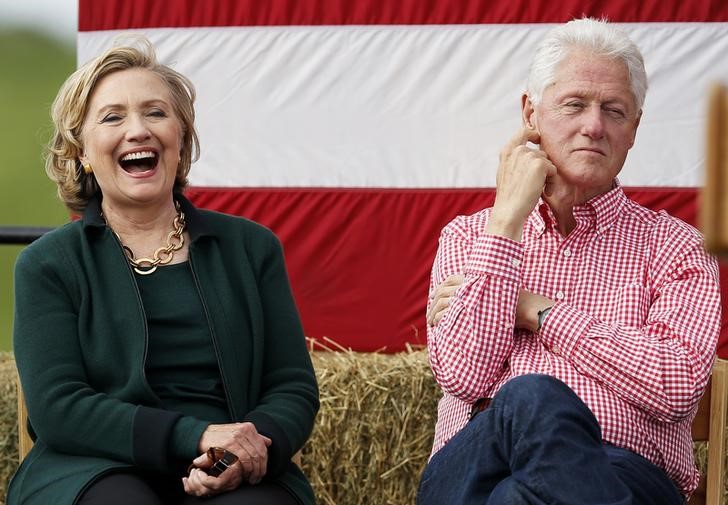 © Reuters. Former U.S. Secretary of State Hillary Clinton and her husband former U.S. President Bill Clinton listen to remarks at the 37th Harkin Steak Fry in Indianola,