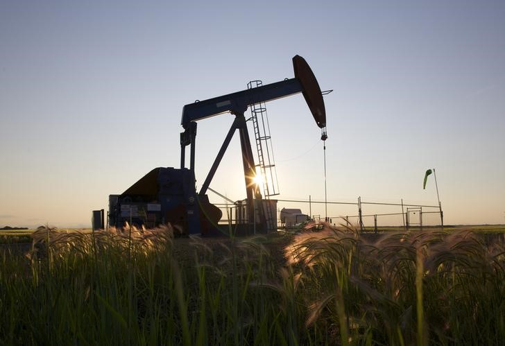 © Reuters. Станок-качалка на нефтяном месторождении в Канаде