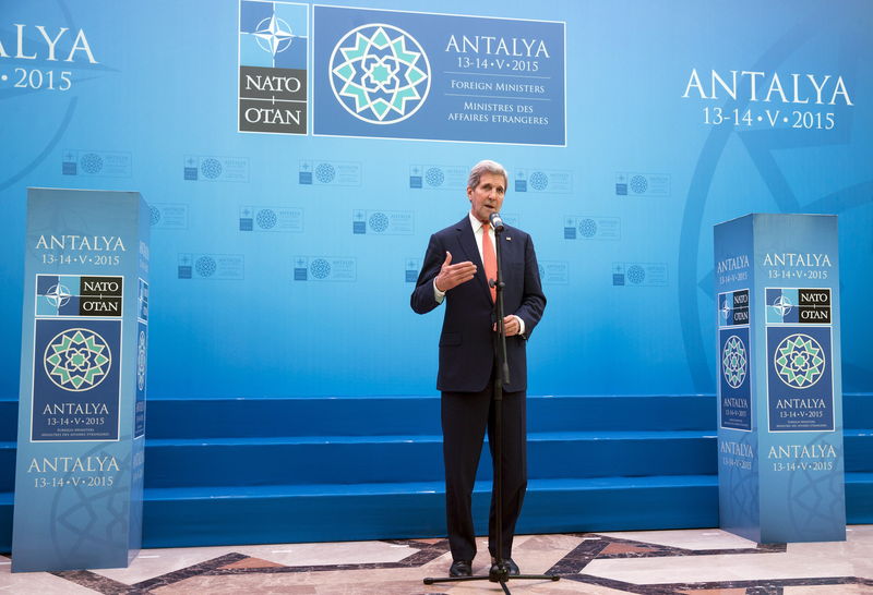 © Reuters. U.S. Secretary of State Kerry speaks at the NATO Foreign Minister's Meeting in Antalya