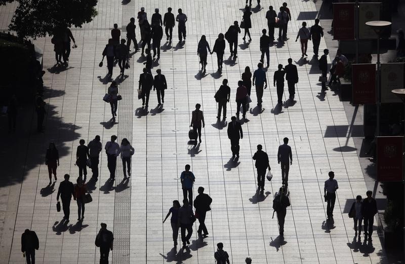 © Reuters. People walk along a pedestrian street in downtown Shanghai