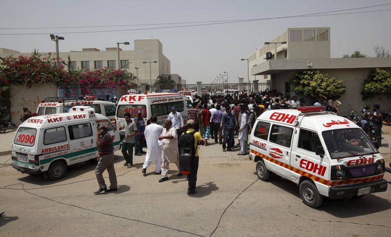 © Reuters. Al menos 43 muertos en un atentado contra un autobús en Karachi  