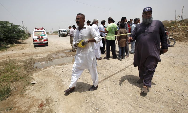 © Reuters. الشرطة الباكستانية: مقتل 41 شخصا في هجوم على حافلة في كراتشي
