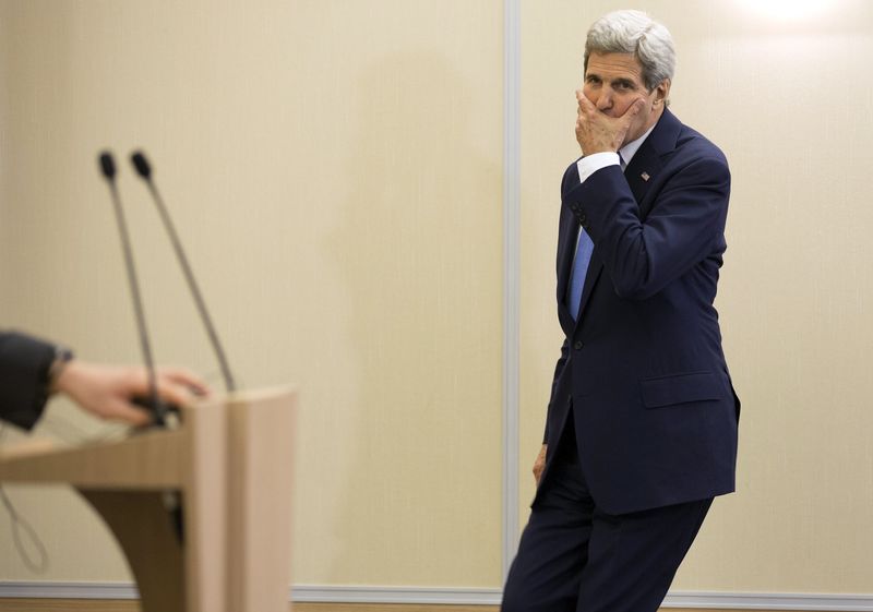 © Reuters. U.S. Secretary of State John Kerry arrives for a news conference with Russian Foreign Secretary Sergey Lavrov at the presidential residence of Bocharov Ruchey