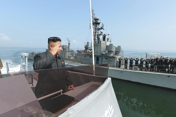 © Reuters. North Korean leader Kim salutes during a landing drill of the Army Ground, Naval, Air and Anti-Air forces of the KPA