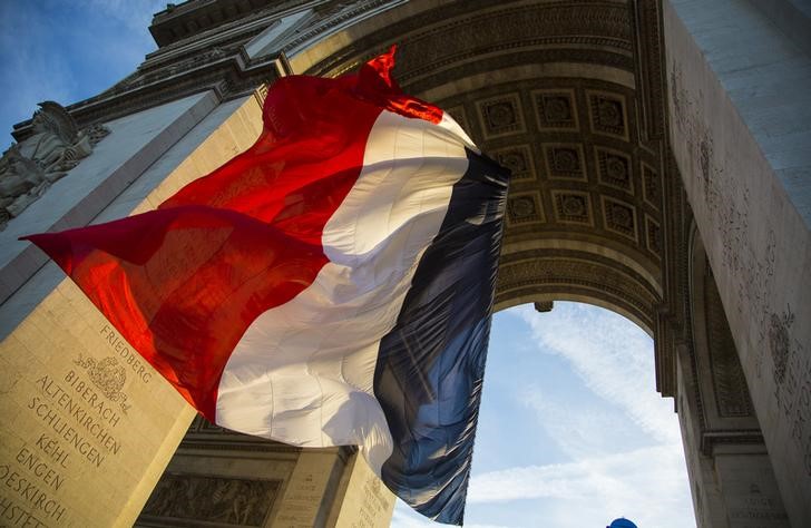 © Reuters. Bandeira da França embaixo do Arco do Triunfo, em Paris