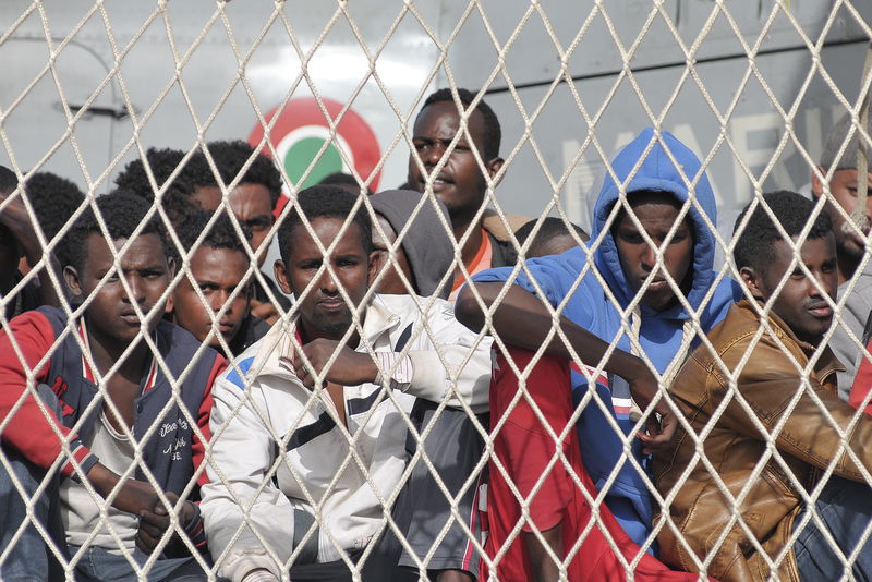 © Reuters. Migrants wait to disembark from the Italian navy ship Borsini in the Sicilian harbour of Palermo