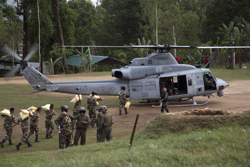 © Reuters. Soldados nepaleses retirando suprimentos de helicóptero norte-americano