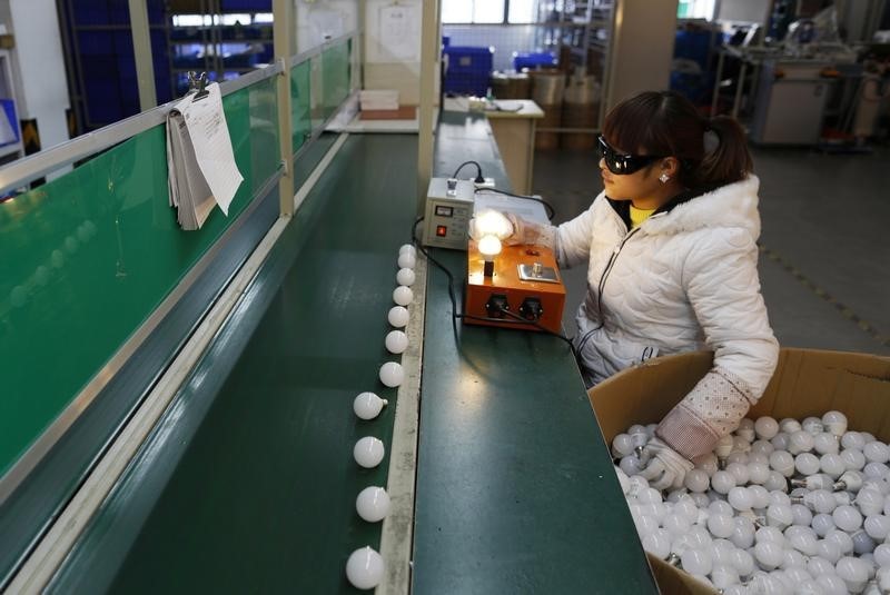 © Reuters. Funcionária em linha de produção de uma fábria em Jiaxing, na China