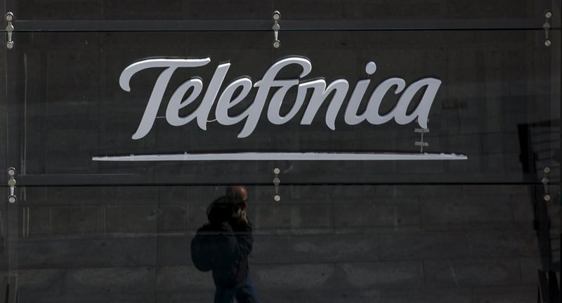 © Reuters. CNMC propone mantener obligación de Telefónica de compartir red fija para voz