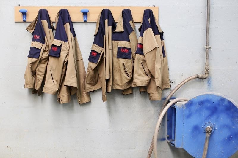 © Reuters. Jackets of FIAMM workers are seen hung up against the wall in this photo illustration taken at the battery maker's factory in Avezzano, near L'Aquila