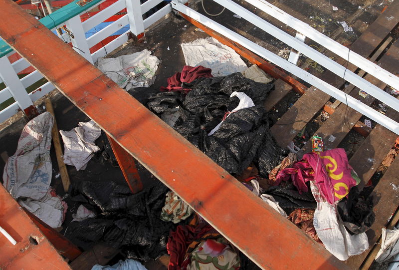 © Reuters. Roupas descartadas num barco que transportou imigrantes para a Indonésia