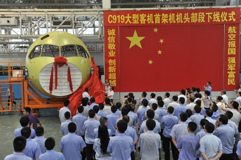 © Reuters. The nose of China's home-grown airliner C919 is unveiled in Chengdu